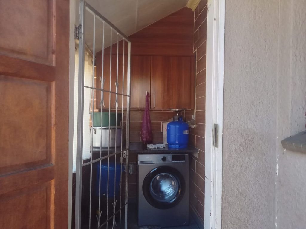 4 BEDROOM FAMILY HOME FOR SALE IN RHODESFIELD, KEMPTON PARK – WITH INCOME-GENERATING COTTAGE, POOL & LAPA 1000408095