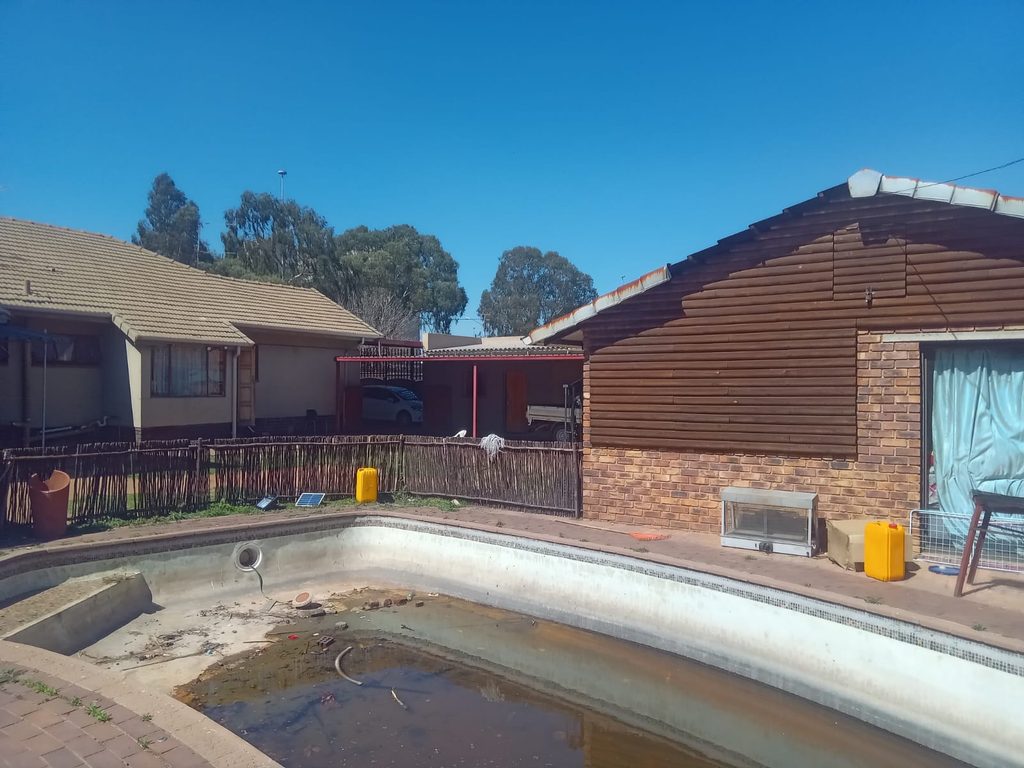 4 BEDROOM FAMILY HOME FOR SALE IN RHODESFIELD, KEMPTON PARK – WITH INCOME-GENERATING COTTAGE, POOL & LAPA 1000408102