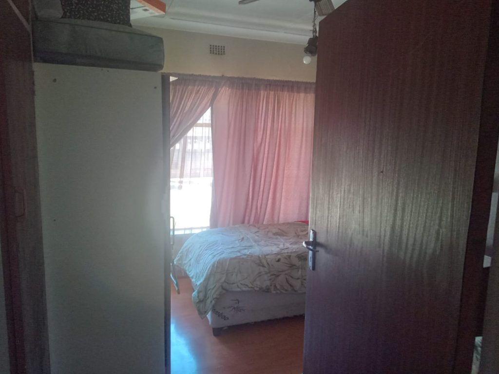 4 BEDROOM FAMILY HOME FOR SALE IN RHODESFIELD, KEMPTON PARK – WITH INCOME-GENERATING COTTAGE, POOL & LAPA 1000408109