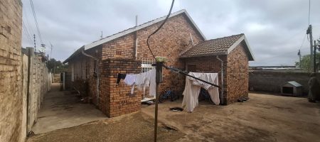 Beautiful 3-Bedroom Stand-Alone Home for Sale in Roodepoort 1000415074