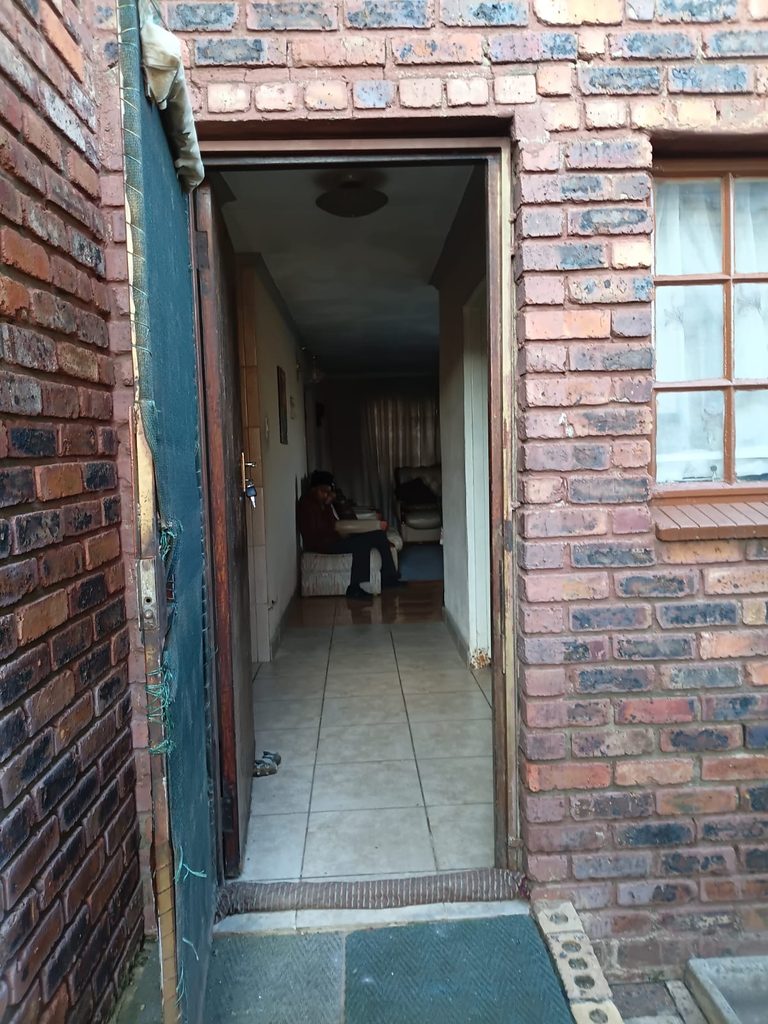 STUNNING 4-BEDROOM FAMILY HOME FOR SALE | NORKEM PARK | R1,360,000 1000421944