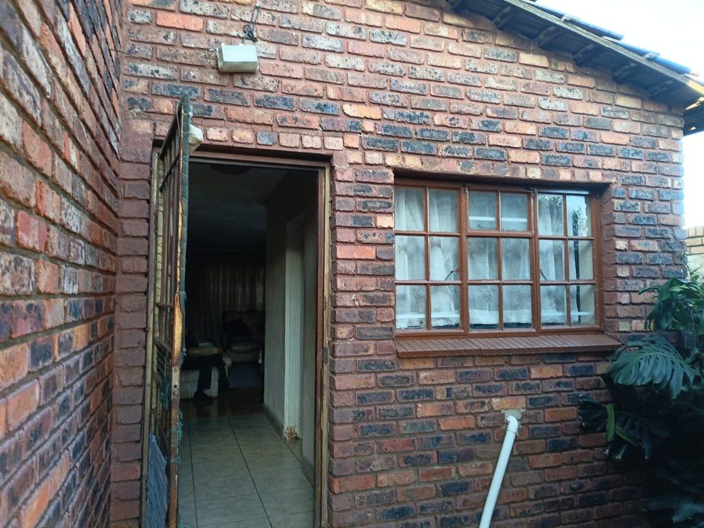 STUNNING 4-BEDROOM FAMILY HOME FOR SALE | NORKEM PARK | R1,360,000 1000421950