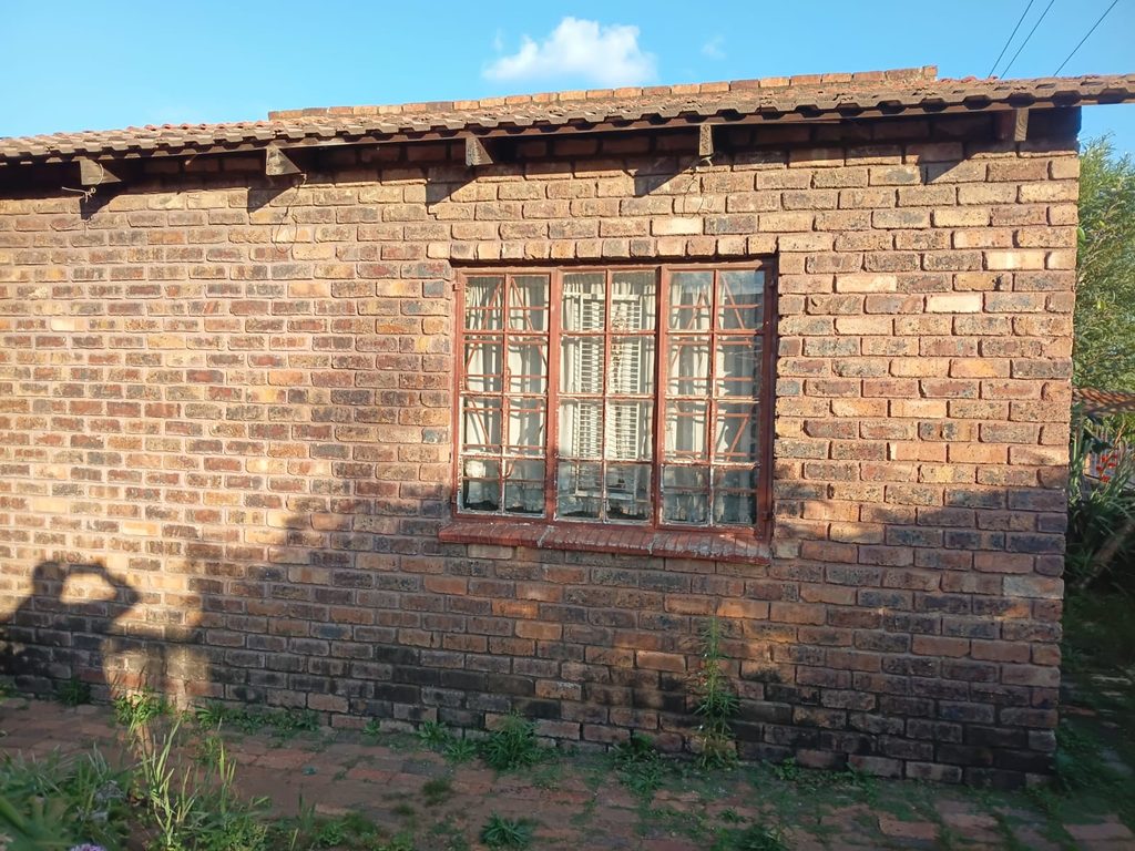 STUNNING 4-BEDROOM FAMILY HOME FOR SALE | NORKEM PARK | R1,360,000 1000421952