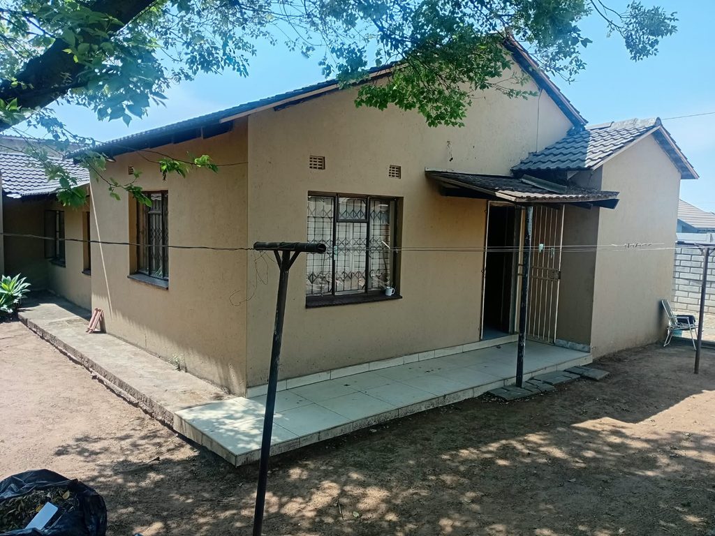 STUNNING 4-BEDROOM FAMILY HOME FOR SALE | NORKEM PARK | R1,360,000 1000421968