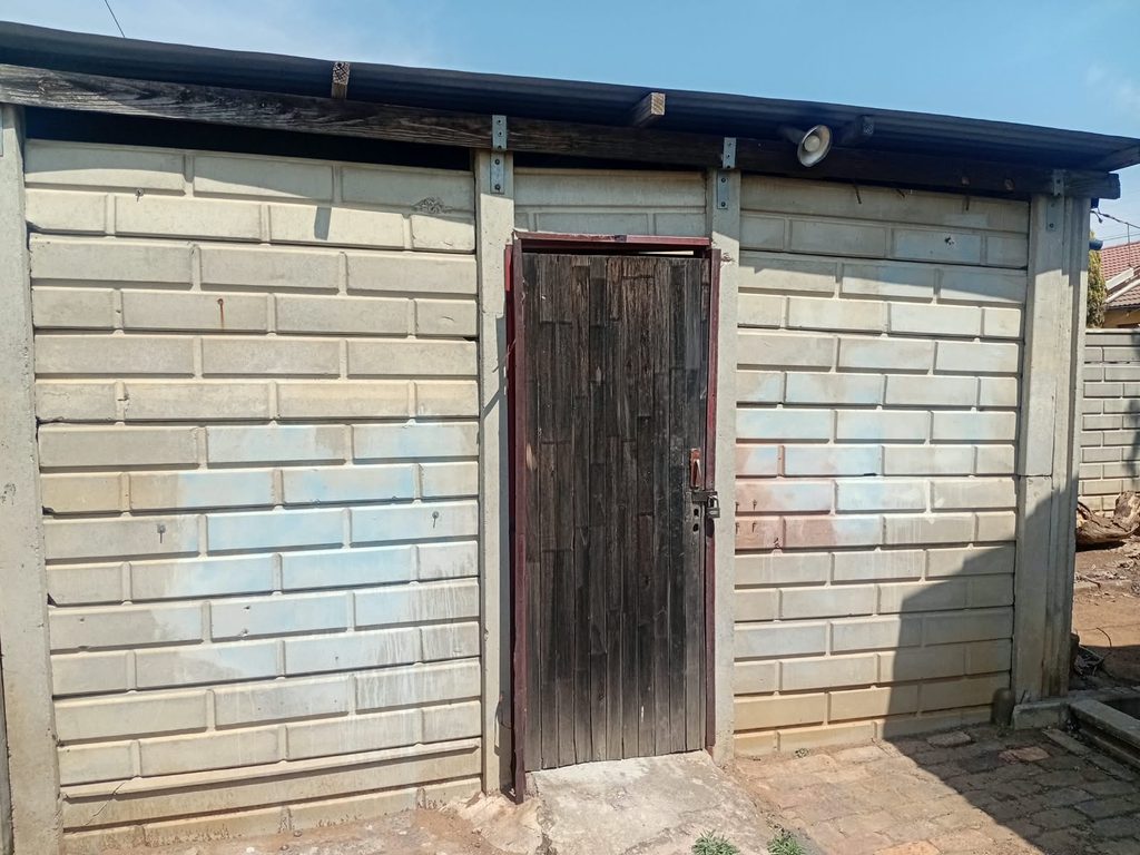 STUNNING 4-BEDROOM FAMILY HOME FOR SALE | NORKEM PARK | R1,360,000 1000422037