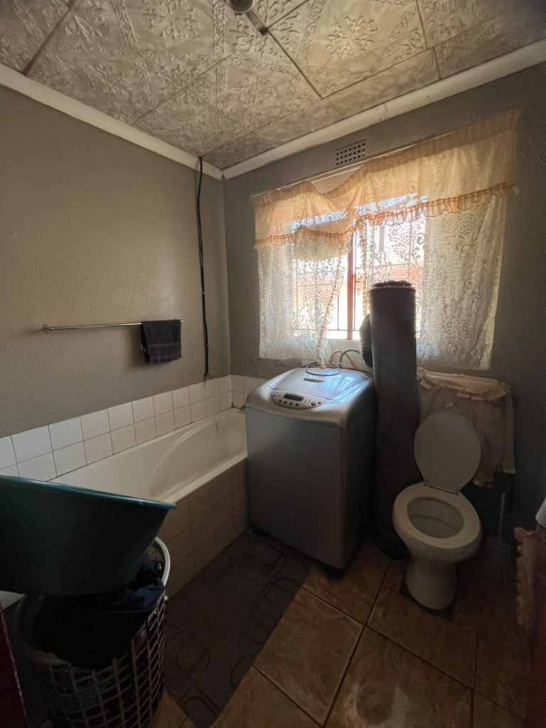 3-BEDROOM FAMILY HOME WITH COTTAGE FOR SALE | BIRCH ACRES EXT 25 1000424049