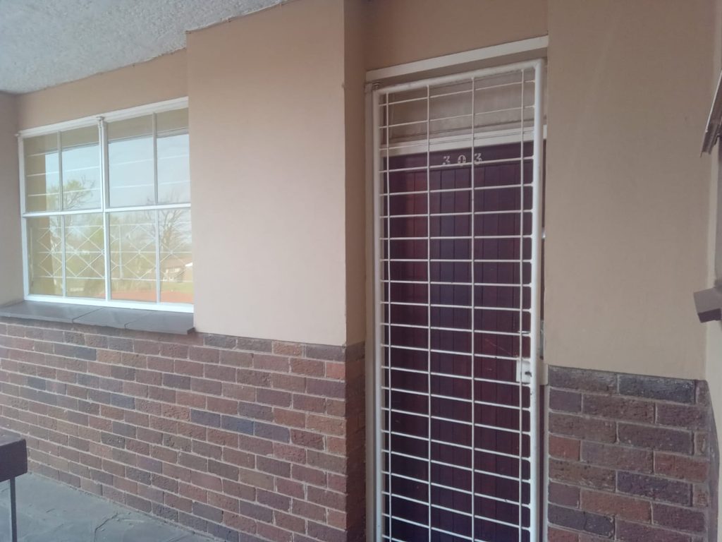 NEAT 2-BEDROOM VILLA FOR SALE | EDZEEN VILLA, KEMPTON PARK | R550,000 1000425201
