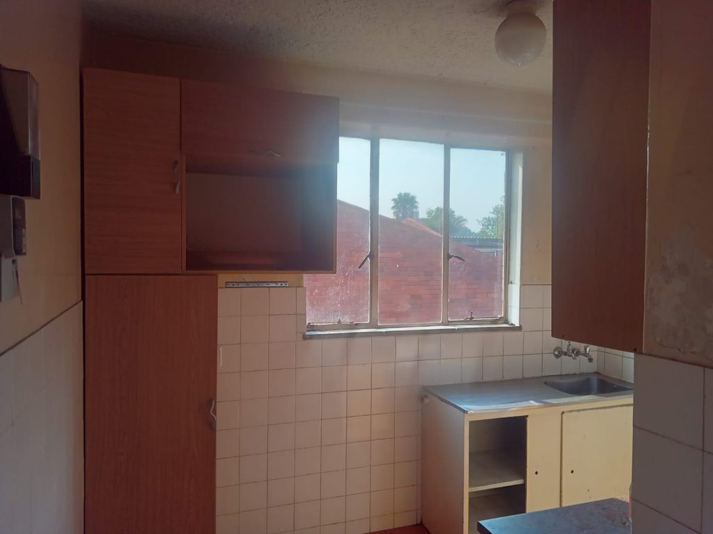 NEAT 2-BEDROOM VILLA FOR SALE | EDZEEN VILLA, KEMPTON PARK | R550,000 1000425214