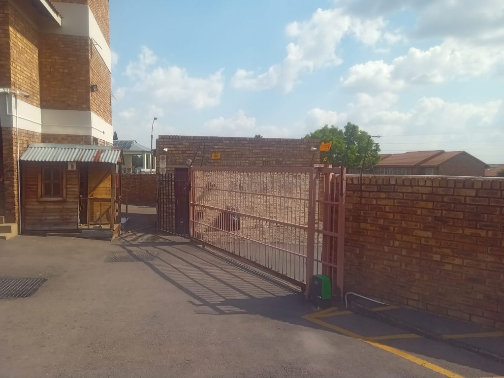 2-BEDROOM APARTMENT FOR SALE IN THE HEIGHTS COMPLEX, CROYDON – asking price R700 000.00 1000430177