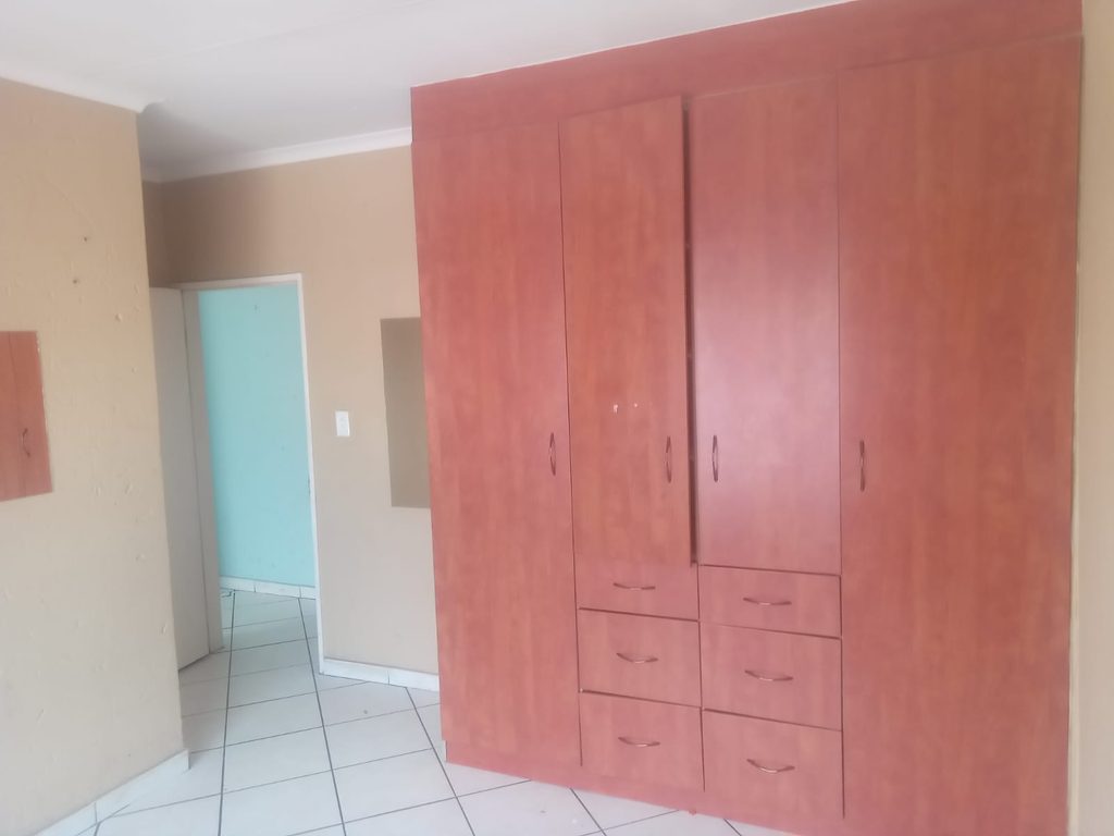 2-BEDROOM APARTMENT FOR SALE IN THE HEIGHTS COMPLEX, CROYDON – asking price R700 000.00 1000430229