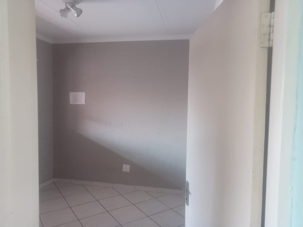 2-BEDROOM APARTMENT FOR SALE IN THE HEIGHTS COMPLEX, CROYDON – asking price R700 000.00 1000430248