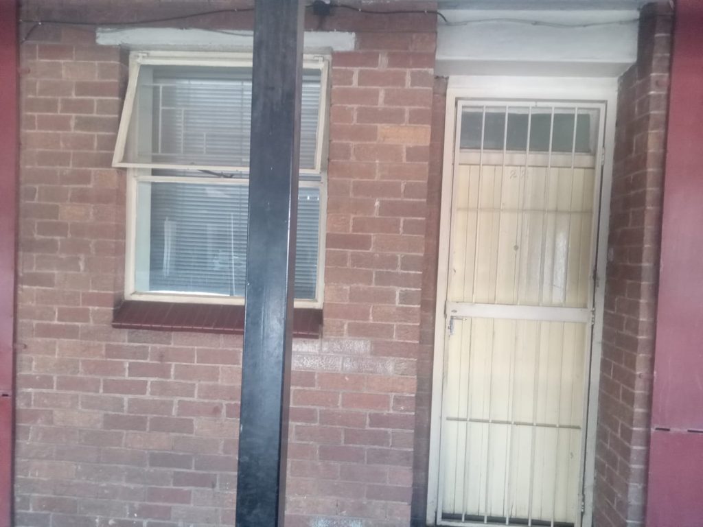 1 FLAT FOR SALE IN EMMARINA, KEMPTON PARK – R300,000 1000431207