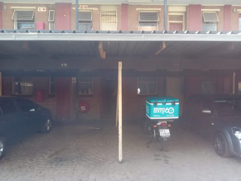 1 FLAT FOR SALE IN EMMARINA, KEMPTON PARK – R300,000 1000431210