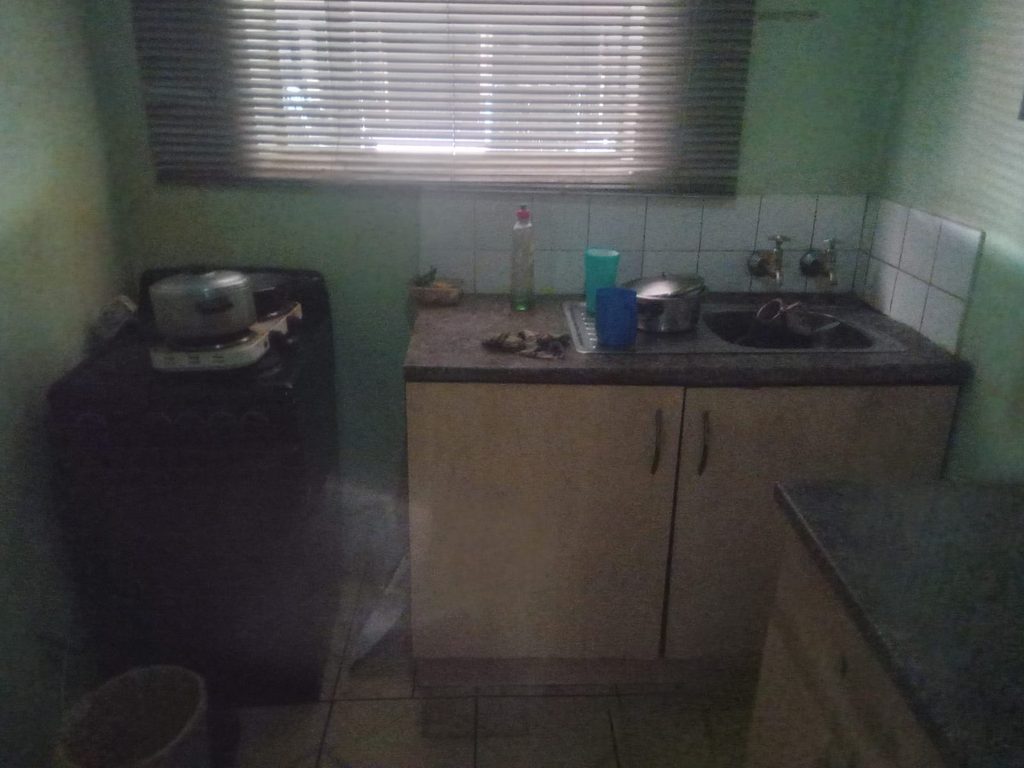 1 FLAT FOR SALE IN EMMARINA, KEMPTON PARK – R300,000 1000431225