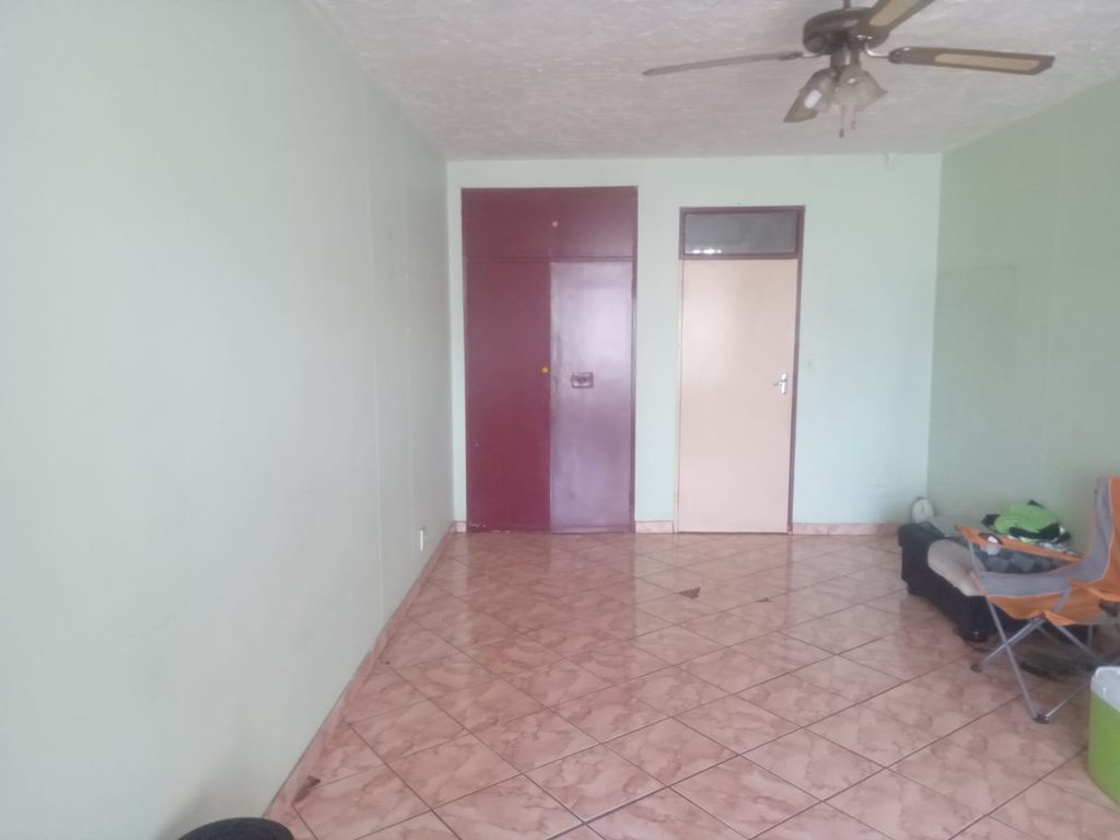 1 FLAT FOR SALE IN EMMARINA, KEMPTON PARK – R300,000 1000431228