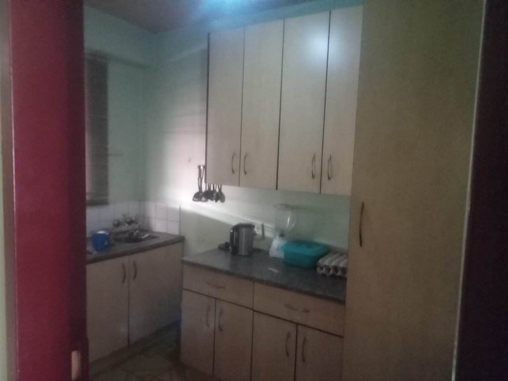 1 FLAT FOR SALE IN EMMARINA, KEMPTON PARK – R300,000 1000431231