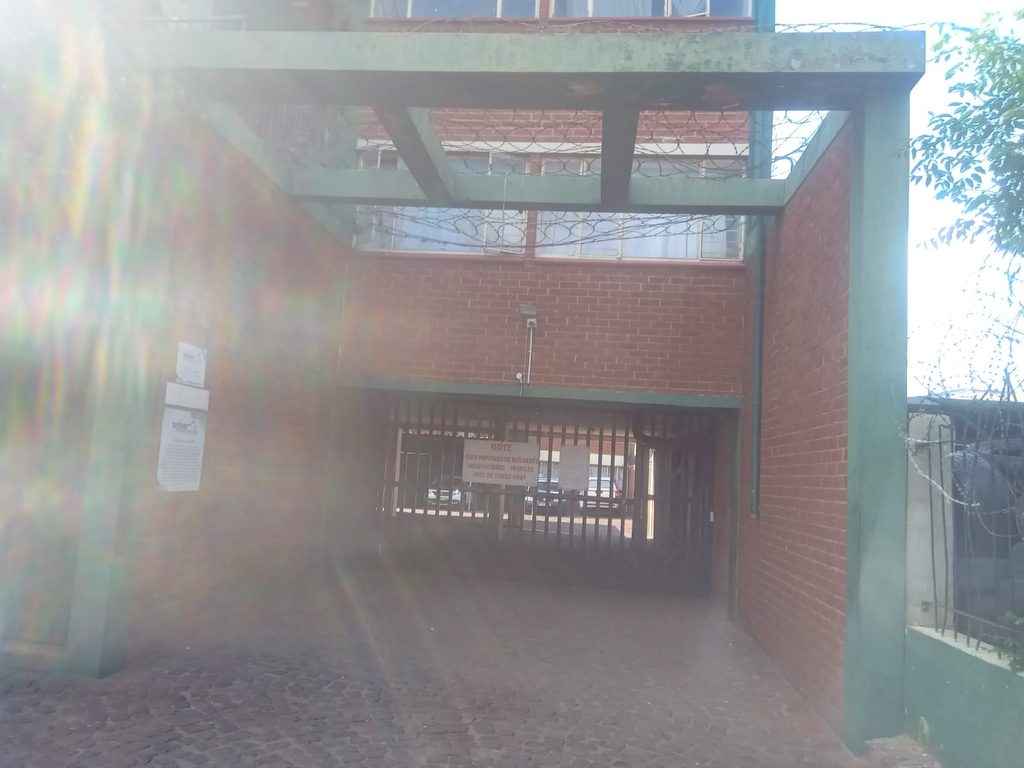 1 FLAT FOR SALE IN EMMARINA, KEMPTON PARK – R300,000 1000431237