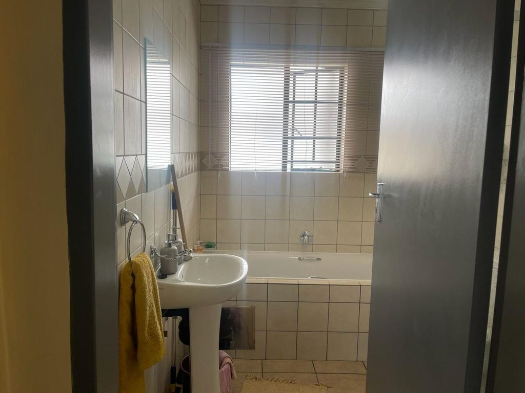2 BEDROOM APARTMENT FOR SALE IN LILYFIELD COMPLEX, NOORDWYK, MIDRAND 1000431694
